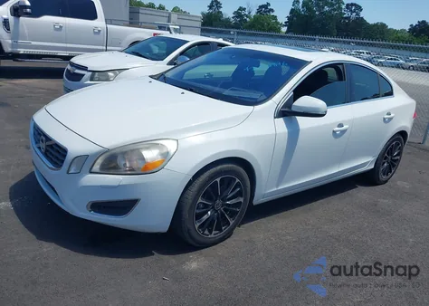 2013 Volvo S60 T5/T5 Platinum/T5 Premier/T5 Premier Plus z USA, uszkodzony, nr VIN YV1612FH4D2233304